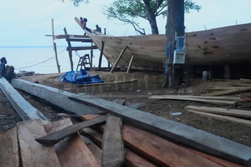 Perahu pinisi—perahu tradisional Bugis