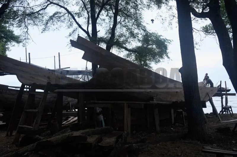 Sebuah pewarisan nilai luhur berlangsung alami di Pantai Lasiana ini. 