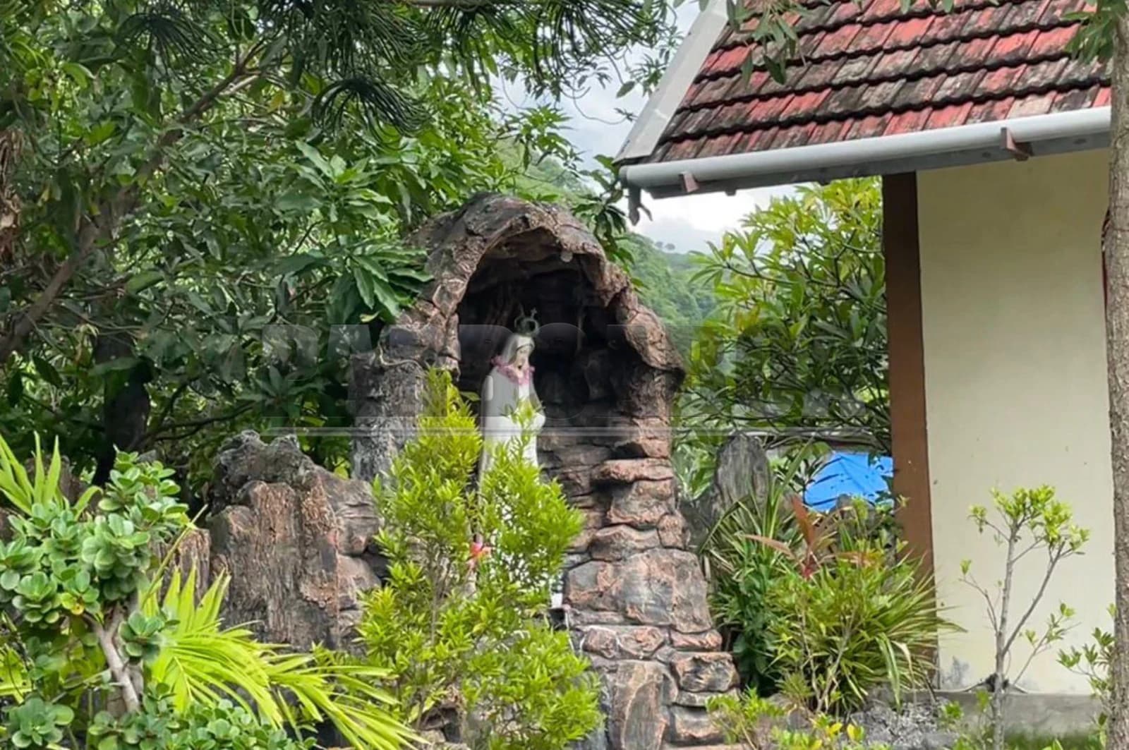 Gua Maria yang terletak di sisi kiri Kapela Senhor. Masyarakat percaya sosok Maria tidak saja menjadi Ibu Yesus, tetapi perantara setiap doa mereka (Foto: PARBOABOA/Defri Ngo).