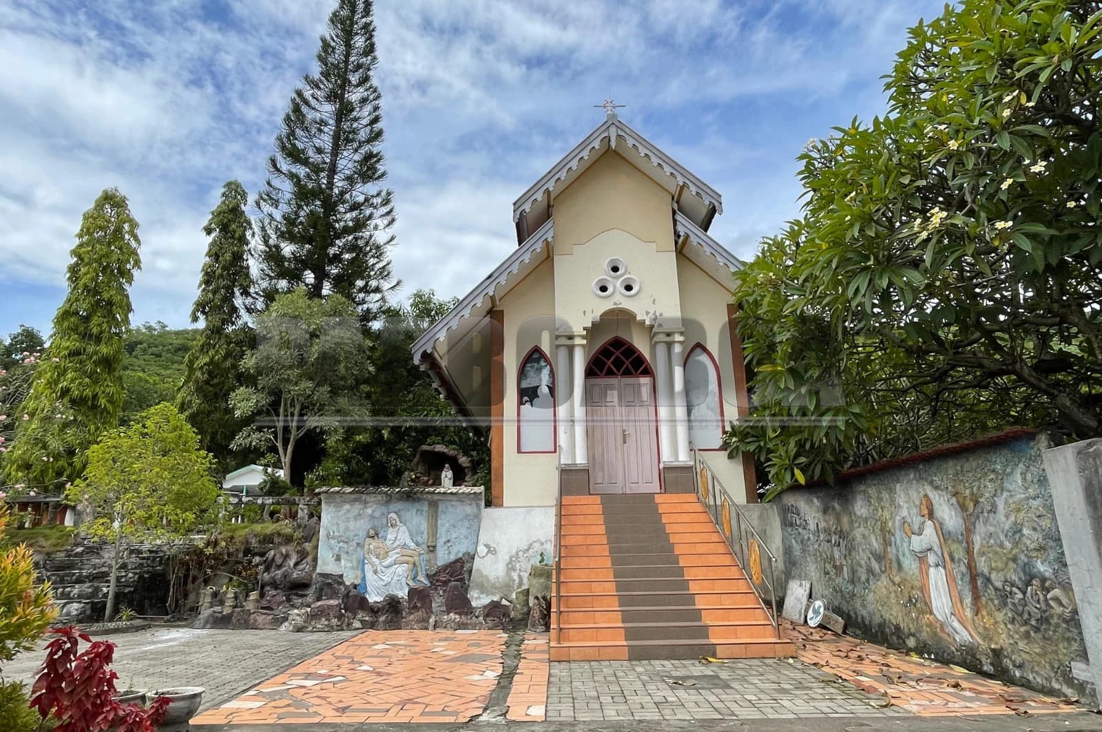 Sebuah kapela di sisi kiri Gereja Tua Sikka tempat penyimpanan patung salib Yesus peninggalan Raja Sikka Don Alexius Ximenes da Silva. Salib dipercaya dibawa dari Portugis sekitar tahun 1600. (Foto: PARBOABOA/defri Ngo).