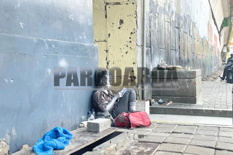 Istri Epoi Siti Aisya sedang beristirahat (Foto: PARBOABOA/Defri Ngo)