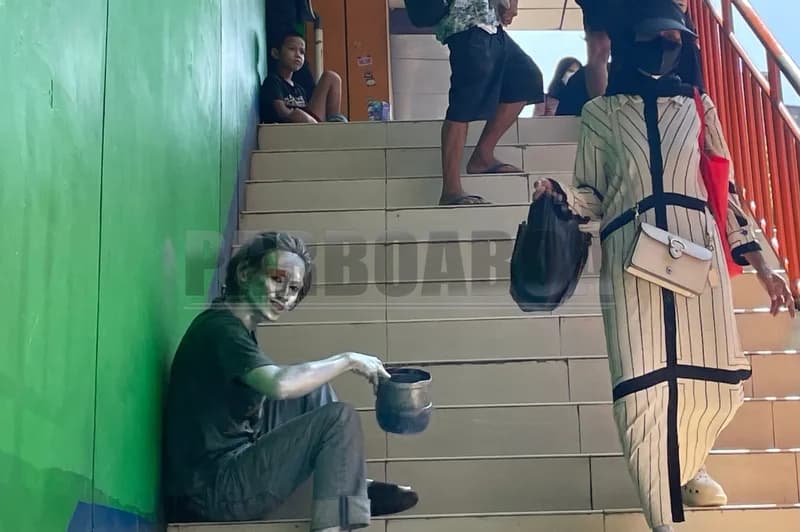 Arif Setiawan (25) sedang mengemis di Blok 3 Pasar Senen (Foto: PARBOABOA/Defri Ngo).