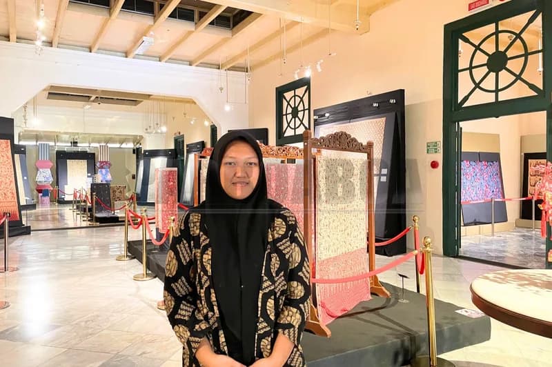 Syira Nuraini penjaga di Museum Tekstil (Foto: PARBOABOA/Defri Ngo)