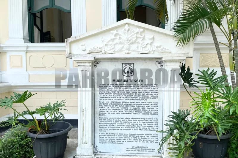Prasasti di depan Museum Tekstil (Foto: PARBOABOA/Defri Ngo)