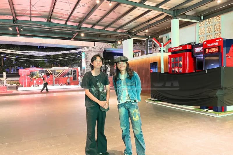 Noval (kanan) bersama seorang kawannya (Foto: PARBOABOA/Defri Ngo)