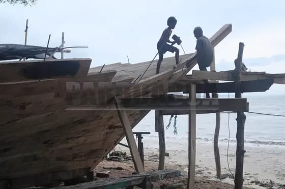 Mereka Membuat Pinisi di Pantai Lasiana, Kupang