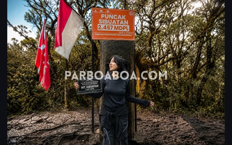 Akhirnya tiba juga di puncak! (Foto: Michael Joshua Sijabat/PARBOABOA).