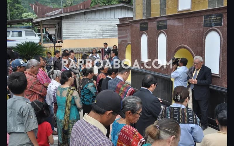 Awal prosesi di pelataran tambak (Foto: P. Hasudungan Sirait/PARBOABOA)