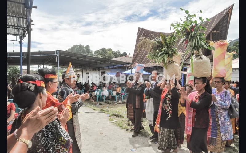 Menyembah pihak yang sangat dihormati yakni pemberi istri (Foto P. Hasudungan Sirait/PARBOABOA).