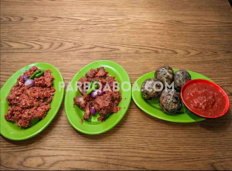 Makanan khas Simalungun: Naihasumba, B2 panggang, dan pulur-pulur (Foto: Novriani Tambunan/PARBOABOA).