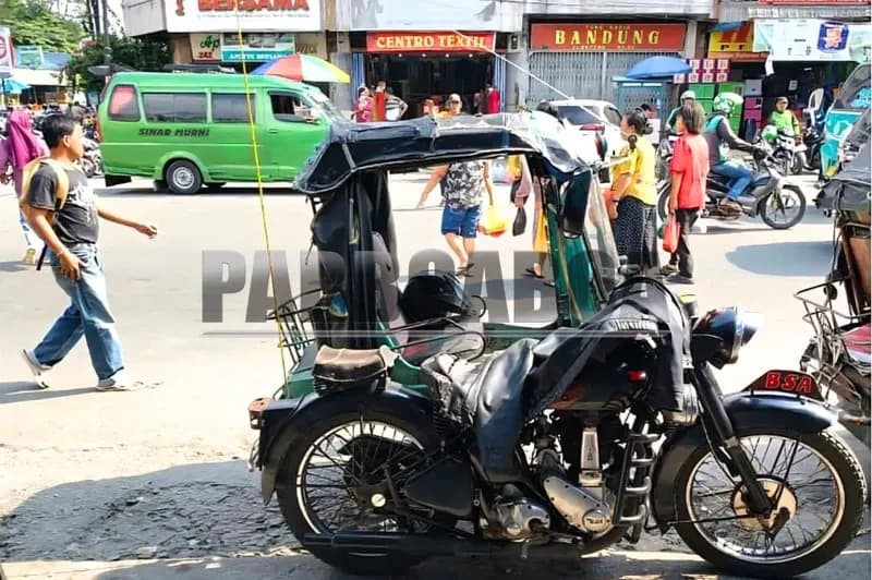 Becak Siantar parkir menunggu penumpang di Pajak Horas, Pematangsiantar (Foto: Jonathan Sitorus/Parboaboa)