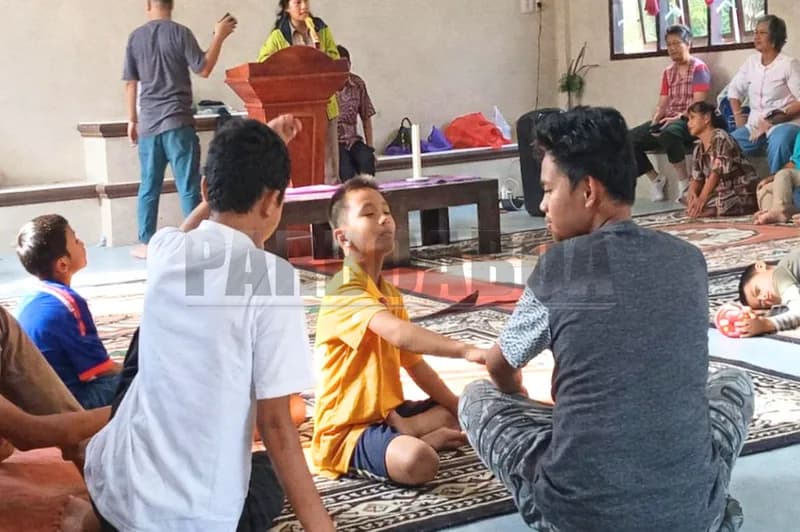 Kaum difabel sedang bermain di Pos RBM (Foto: Febi Kisandi Purba/PARBOABOA)