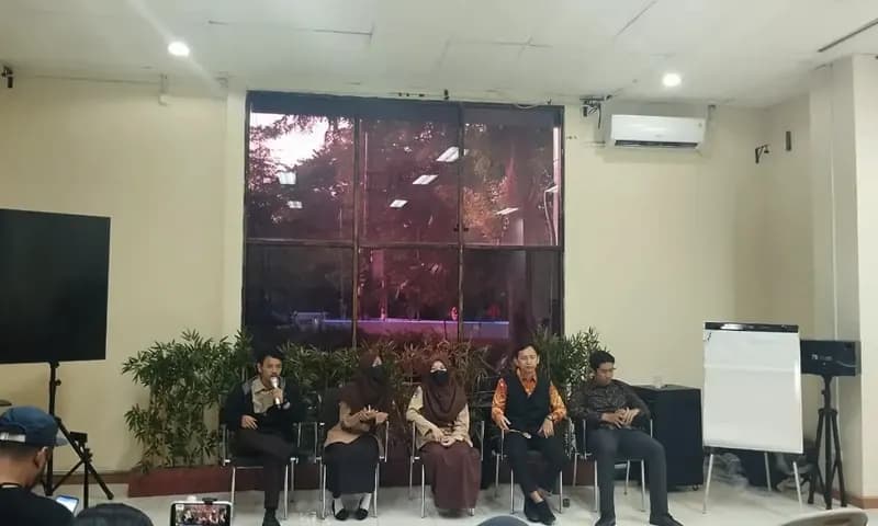Sejumlah guru yang terdampak kebijakan cleansing dari Dinas Pendidikan DKI Jakarta mendatangi Kantor LBH Jakarta pada Rabu (17/07/2024) di Menteng, Jakarta Pusat. (Foto: PARBOABOA/Rahma Dhoni)