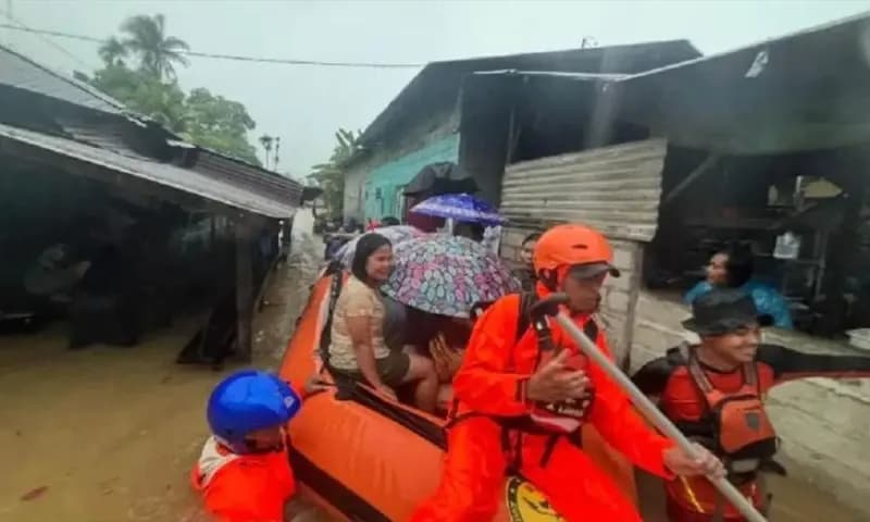 Personel Basarnas mengevakuasi korban banjir bandang di Sumatera Utara, 26 November 2025. 9Foto: Dok. Antara)