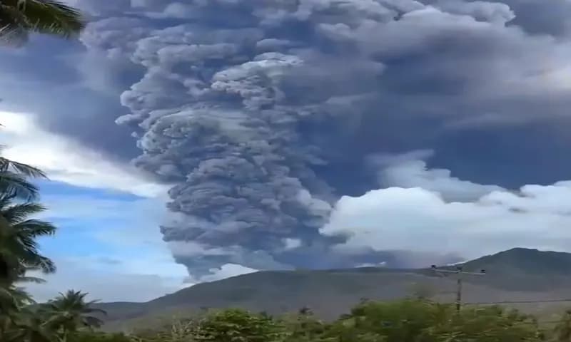 Letusan gunung Lewotobi Laki-laki, (Foto: Instagram/@pangeran_handrian)