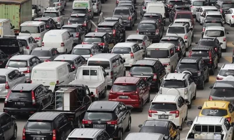 Ilustrasi kemacetan di jalan raya saat hari libur nataru. (Foto: Pinterest)