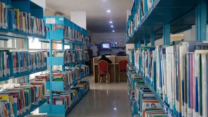 Rak buku di Dinas Arsip dan Perpustakaan Pematangsiantar (Foto: Rizal Tanjung / PARBOABOA)