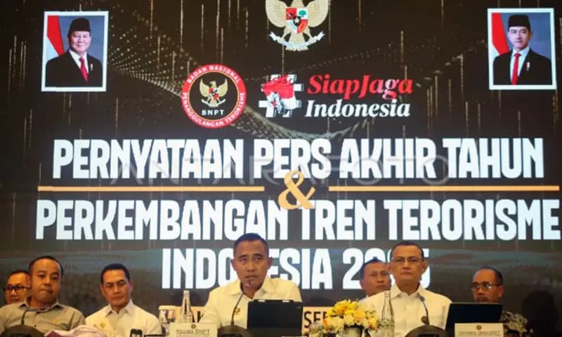 Kepala Badan Nasional Penanggulangan Terorisme (BNPT) Komjen (Purn) Eddy Hartono (tengah) menyampaikan paparannya saat pernyataan pers akhir tahun dan perkembangan tren terorisme Indonesia 2025 di Jakarta, Selasa (30/12/2025). (Foto: Dok. ANTARA)