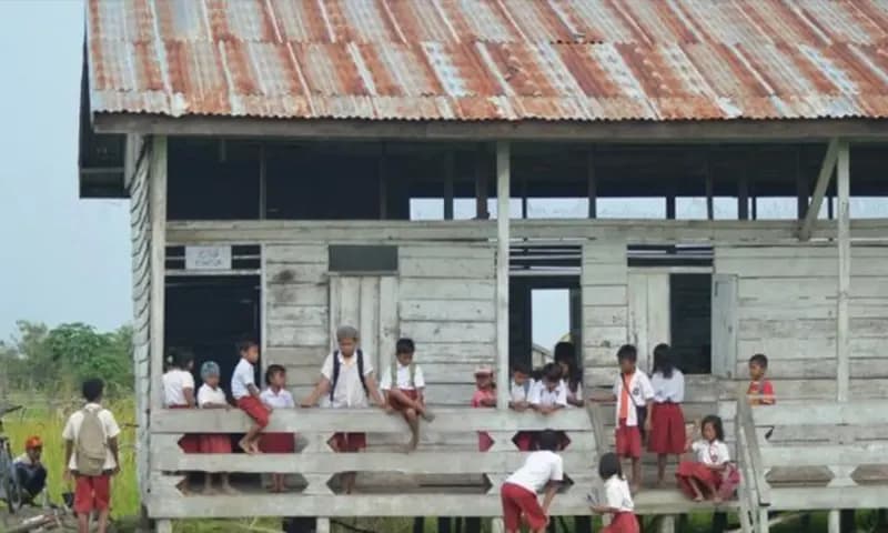 Potret sejumlah siswa dengan latar belakang bangunan sekolah yang rusak di Kec. Manis Mata, Kab. Ketapang, Kalbar (Foto: sman1tarik.sch.id)