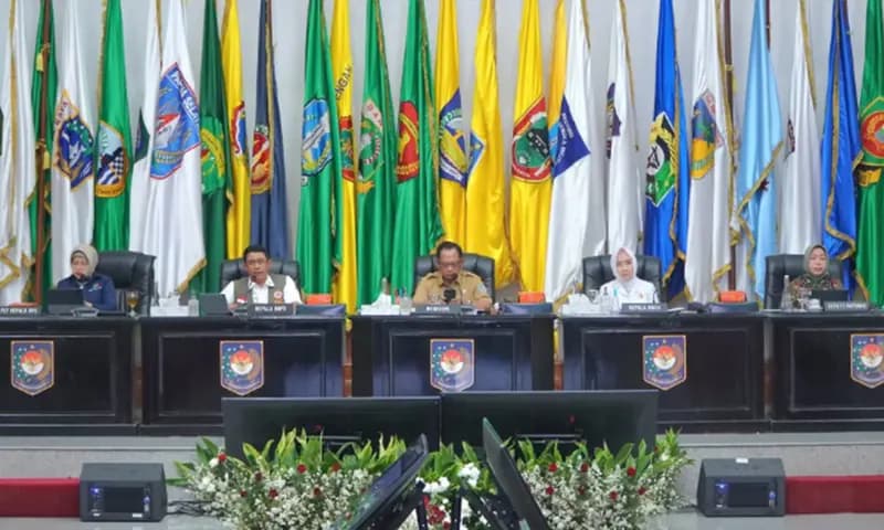 Kepala Badan Nasional Penanggulangan Bencana (BNPB) Letjen TNI Dr. Suharyanto, S.Sos., M.M (kemeja putih dan rompi hijau) saat menghadiri Rapat Koordinasi dan Sosialisasi Potensi Bencana Hidrometeorologi di Kantor Kemendagri, Jakarta pada Senin (18/11). (