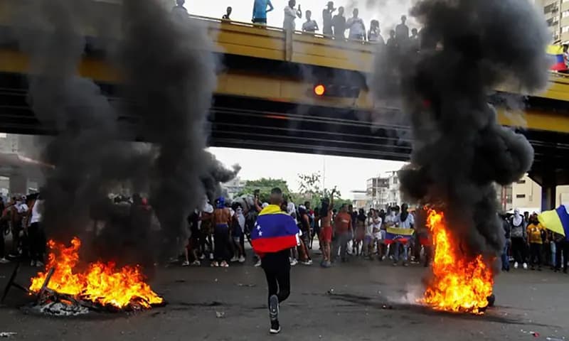 Aksi protes menolak hasil pemilihan presiden yang dilayangkan masyarakat Venezuela di ibu kota Caracas. (Foto: Reuters/ Samir Aponte)