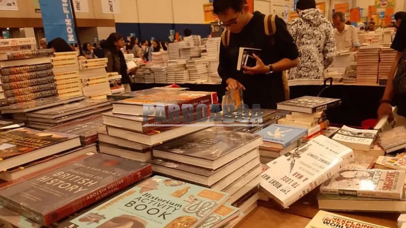 Yang muda yang baca buku (foto: P. Hasudungan Sirait/PARBOABOA)