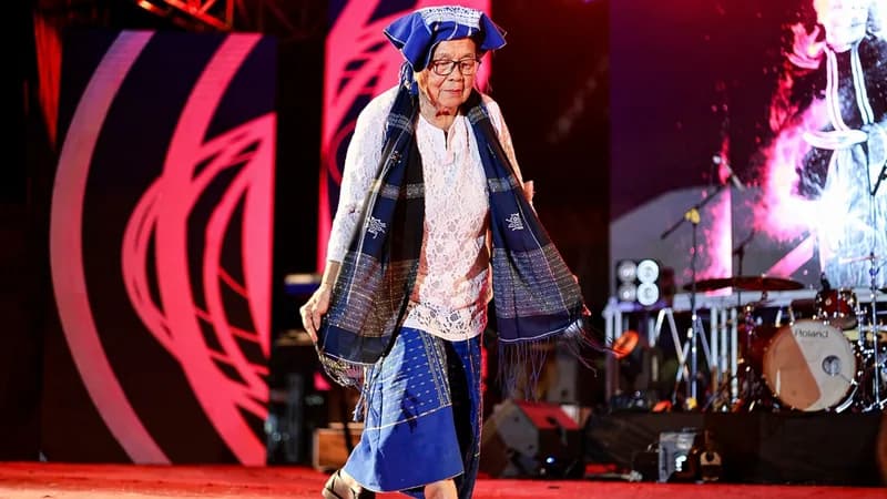 Maestro lagu Simalungun, Lina Damanik sedang manggung (Foto: Arsip Sanggar Rayantara).